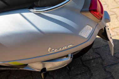 Bordeaux, Fransa - 05: 23: 2025: Vespa scooter italyan logosu ve modern arka mobilet motorsikletli marka metin İtalya yaşam tarzından