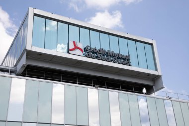 Bordeaux, Fransa - 05: 23: 2025: kredi karşılıklı sud ouest karargah işareti marka ve metin logosu bankası ön bürosu