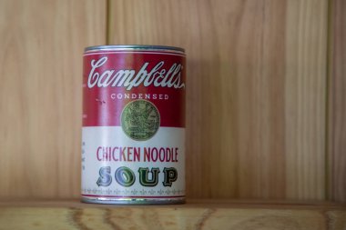 Bordeaux, Fransa - 05: 24 2025 Campbell 's Domates Çorbası Logosu' nun ikonik konservesi ve metin markası