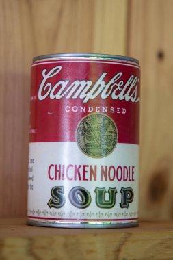 Bordeaux, Fransa - 05 26 2025: Campbell konserveleri konserve tavuk çorbası yoğunlaştırılmış erişte ürünleri logosu ve yazı kutusu