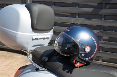 Bordeaux, Fransa - 05: 25 2025: scooter motorsiklet koltuğu üzerinde Vespa kaskı logo markası ve moped motosiklet motosikleti için italyan marka metin işareti