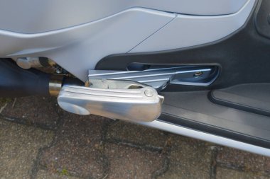 Seyahat rahatlığını artırmak için scooter yolcusu çelik döşeme uzantısı metali