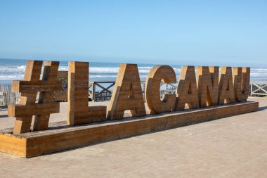 Lacanau, Fransa - 05: 24 2025 # Lacanau metin logosu # Fransa 'nın güneybatı Atlantik kıyısındaki Fransız kasabasının ahşap hash poundcity markası