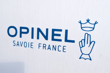 Bordeaux, Fransa - 05: 24 2025: opinel Savoie logosu işareti ve Fransız firmasının özel bıçak, klasik çelik ve ahşap parçası üzerindeki metin markası