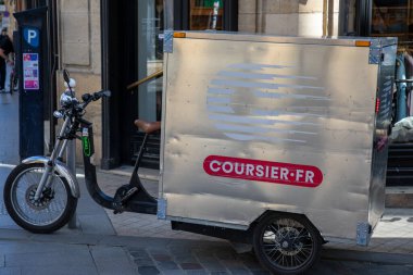 Bordeaux, Fransa - 05: 24 2025: Coursier.fr bisiklet kargo bisikleti ilk Fransız bisiklet lojistik filosundan.