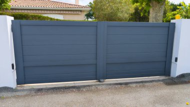 Alüminyum gri modern stil ev gri banliyö evinin çift kapılı kapısı