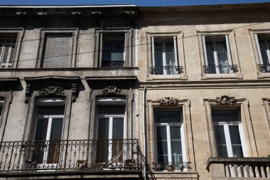 Endüstriyel yenileme, eski bir binanın ön cephesinin temizlenmesi şehrin dış tarafındaki yüksek basınçlı su ile büyük bir temizlik ve yıkama öncesi ve sonrası.