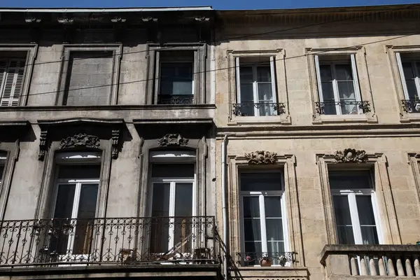 Endüstriyel yenileme, eski bir binanın ön cephesinin temizlenmesi şehrin dış tarafındaki yüksek basınçlı su ile büyük bir temizlik ve yıkama öncesi ve sonrası.