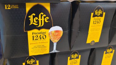 Bordeaux, Fransa - 05 27 2025: leffe prestij 1240 sarışın Belçika bira tabelası logosu ve metin markası markette satılmak üzere bira şişesi kutusu sergileniyor