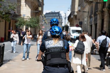 Bordeaux, Fransa - 05: 28: 2025: Polis belediye bisiklet polisi polis memuru polis imzalı yerel bisiklet devriyesi şehir caddesi merkezinde