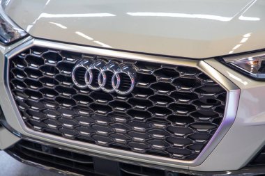 Bordeaux, Fransa - 05 28 2025: audi Q3 spor sırtlı logo markası ve yeni modern Almanya otomobili.