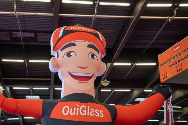 Bordeaux, Fransa - 05 28 2025: ouiglass logo markası ve metin tabelası araba garajı ön cam özel olarak değiştirilmiş gözlük