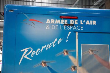 Bordeaux, Fransa - 05 28 2025: armee de l 'air et espace French Army acemi birliği metin ve marka logo panel van bilgi merkezi hava kuvvetleri