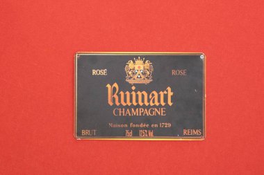 Bordeaux, Fransa - 05: 29: 2025: LVMH 'nin bir parçası olan harabe şampanyası metin işareti ve marka logo giriş çubuğu