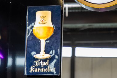 Bordeaux, Fransa - 05: 29: tripel karmeliet bira Belçika işaret logosu ve Belçika bira barının paneli üzerindeki metin markası