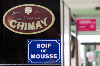 Bordeaux, Fransa - 05: 29: Chimay bira sandıkları üzerinde işaret logosu ve Belçika bira fabrikasının metin panosu