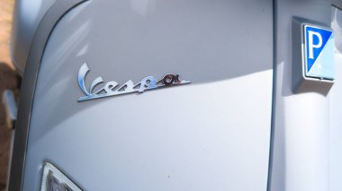 Bordeaux, 05: 30 2025: Vespa logosu ve gri İtalyan scooter neo-retro vintage üzerindeki işaret Piaggio italy 'den.