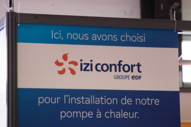 Bordeaux, Fransa 05: 30 2025: edf izi konfor grubu logosu ve metin imzası ön yapı ofis elektrik şirketi