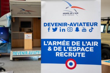 Bordeaux, Fransa - 05 31 31 2025: armee de l 'espace et de l' espace devenir aviateur rekrutation text sign and logo brand of French Air Force Acitment Army in France