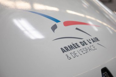 Bordeaux, Fransa - 05 31 31 2025: armee de l 'air et de l' espace fransız markası metin ve ön araba amblemi