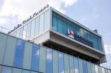 Bordeaux, Fransa - 05 31 2025: kredi karşılıklı güney batı işareti metni ve banka ofis binasında kırmızı haç logosu