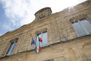 Pessac, Fransa - 06 04 2025: Belediye Binası Mairie Fransız metin logosu işaret levhası Cumhuriyet Fransa cephe girişi şehir merkezinde rf accueil tabela duvarı pessac