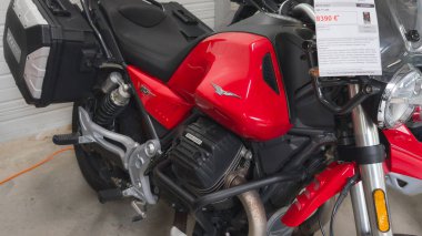 Bordeaux, Fransa - 06 04 2025: moto guzzi v85 tt neo retro motor izi modern İtalyan üretici 850 motorsiklet