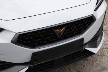 Bordeaux, Fransa - 06 04 2025: Cupra Leon 1.4 hibrit yeni modern logo markası ve spor lüks arabanın metin işareti