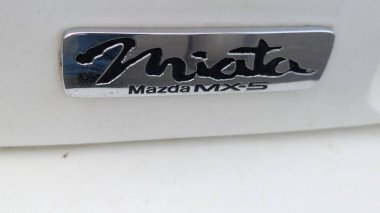Bordeaux, Fransa - 06 04 2025: mazda mx-5 miata logo markası mx 5 ve üstü açılabilen klasik Mx 5 spor roadster araba.