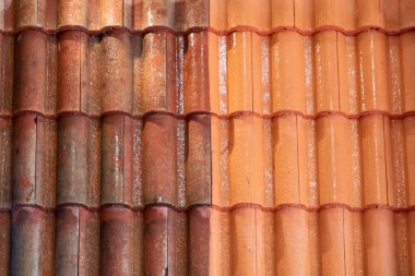 Yosun yosunlarını endüstriyel yüksek basınçlı su temizleme kiremitleriyle temizlemeden önce ve sonra çatı karşılaştırması