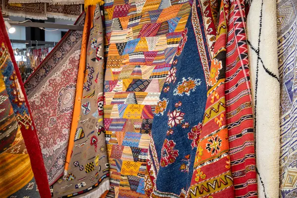 Bir dükkanda turistler için tipik el sanatları satan renkli halılar ve halılar.