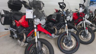 Bordeaux, Fransa - 06 06 2025: Moto Guzzi v85 tt logo markası ve ikinci el İtalyan üreticisinden satılık ikinci el motosiklet