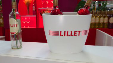 Bordeaux, Fransa - 06 06 2025: lillet logosu işareti ve marka aromalı Fransız şarabı aromalı dondurma kabının üzerine yazıldı