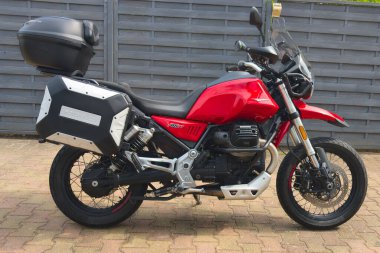 Bordeaux, Fransa - 06 06 06 2025: Moto Guzzi v85 tt logo markası ve kırmızı iz üzerindeki kırmızı iz neo-retro motosiklet İtalyan üreticisinden