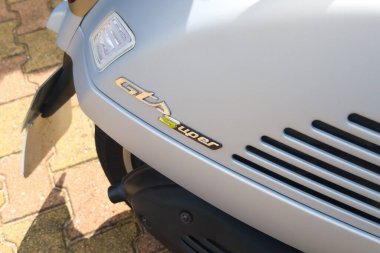 Bordeaux, Fransa - 06 02 2025: Vespa gts super tech 310 italyan markalı metin ve logo tabelası İtalyan Piaggio firması tarafından üretilen scooter grey neo-retro modern