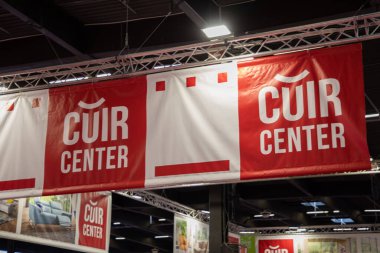 Bordeaux, Fransa - 06 03 2025: Cuir Center mağaza logosu ve bayrakçı ev dekorasyonu iç dekorasyon oturma odası zinciri markası üzerine metin imzala