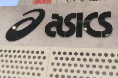 Bordeaux, Fransa - 06 03 2025: Japon çokuluslu zincir ayakkabılarının asics logosu ve simgesi mağazanın ön cephesinde atletik.