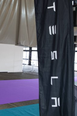 Bordeaux, Fransa - 06 03 2025: Tesla bayrağı logo markası ve metin işareti arabası ve elektrik her araç için şarj noktası güç kaynağı