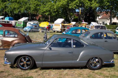 Bordeaux, Fransa - 06 06 2025: vw coupe tip 14 karmann ghia Volkswagen t14 eski zaman otomobili kg antik spor antika araç