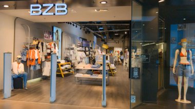 Bordeaux, Fransa - 06 07 2025: Bizzbee mağazası mağaza vitrininde metin ve marka logosu