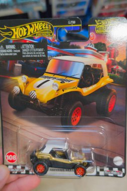 Bordeaux, Fransa - 06 07 2025: Meyers manx hot Wheels kum arabalı, üstü açık oyuncak oyun sıcak tekerlekleri minyatür