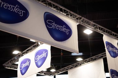 Bordeaux, Fransa - 06 07 2025: Stressiz logo markası ve yatak yastıkları ve rahat koltuk reklamları paneli
