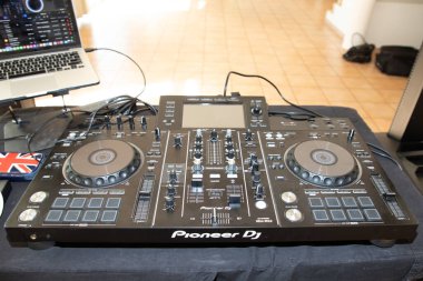 Bordeaux, Fransa - 06 07 2025: Öncü DJ sistemi XDJ-RX2 logosu ve müzik karışık parti disk jokeyi için metin imzalama panosu