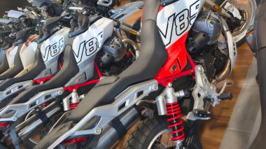Bordeaux, Fransa - 06 07 2025: Moto Guzzi v85 tt logo markası ve motorsiklet satıcısının motorsiklet satıcısının motorsiklet satıcısının motorsiklet satıcısının üzerindeki yazı