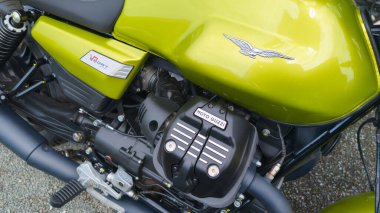 Bordeaux, Fransa - 06 07 2025: Moto Guzzi V7 spor yeni neo motorsiklet yan görüntüsü İtalyan motosiklet üreticisi