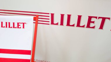 Bordeaux, Fransa - 06 07 2025: Lillet logosu, duvar reklamında aromatize edilmiş Fransız şarabının markalı metni.