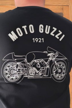 Bordeaux, Fransa - 06 07 2025: Moto Guzzi 1921 logo markası ve işaret motosikleti İtalyan üreticisinin motosikletinde.