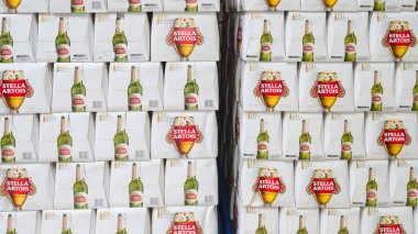Bordeaux, Fransa - 06 07 2025: Stella Artois Bira Belçika Bira Fabrikası Vitrininde metin ve marka logosu