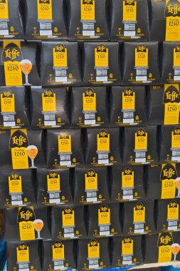 Bordeaux, Fransa - 06 07 2025: Leffe Belçika bira tabelası logosu ve metin markası.