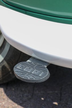 Bordeaux, Fransa - 06 10 2025: Volkswagen panel minibüs tip 2 vw bulli taşıyıcı boş logo işareti ve marka text side otomobil rozeti için Amerikan aksesuar adımı